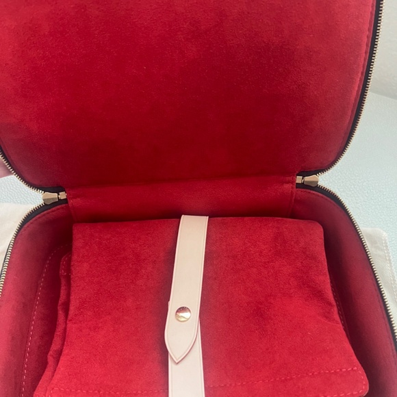 Nwt Louis Vuitton monogram nice jewelry.  never used.Perfect condition - Picture 3 of 8